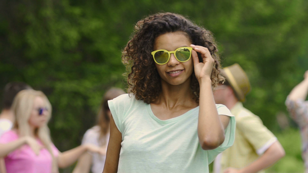 Festival de música, menina bonita vestindo óculos de sol e flertando com câmera
 - Filmagem, Vídeo