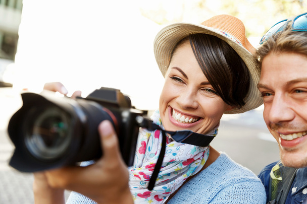 Smiling couple with the camera - Фото, изображение