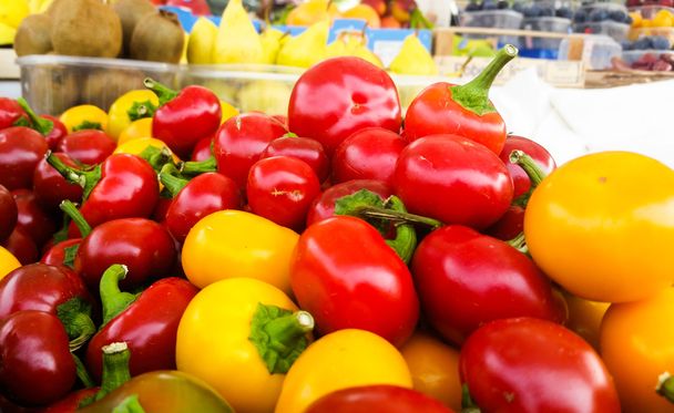 owoce i warzywa na sprzedaż rynku ulicy pojawia się świeże - Zdjęcie, obraz
