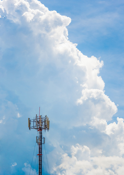 Высокая телекоммуникационная башня на голубом небе и облаках
 - Фото, изображение