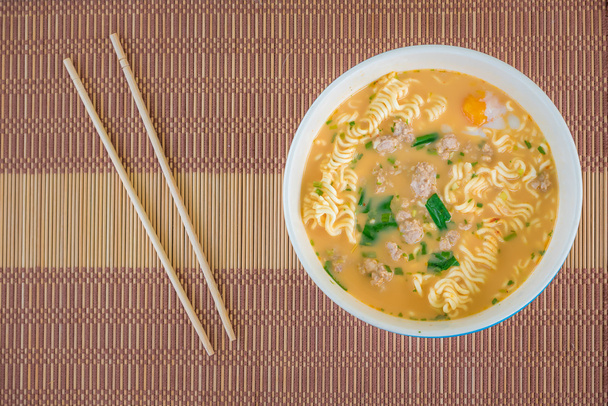 Tay tarzı noodle yemek çubuğu top ahşap masa görünümü ile - Fotoğraf, Görsel