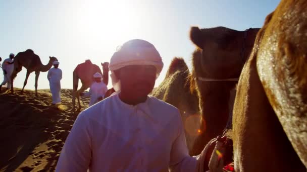 καμήλα ιδιοκτήτες στην έρημο νηοπομπή - Πλάνα, βίντεο