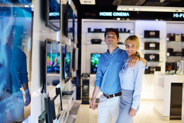 Young couple in consumer electronics store - Foto, Imagem