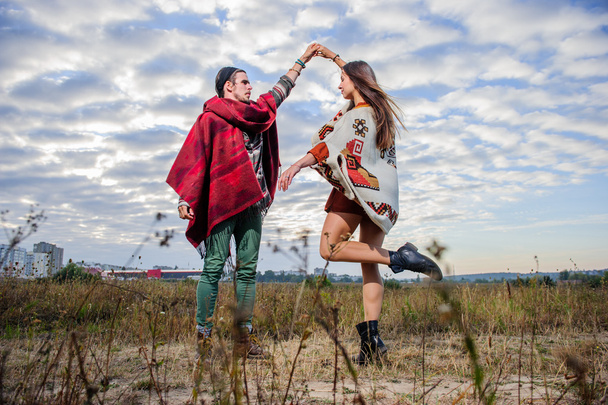 Hippie sposób ubrany pary wykonuje na zewnątrz - Zdjęcie, obraz