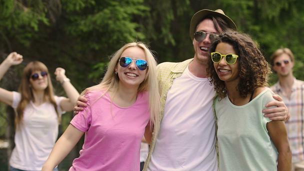 fröhliche Freunde, die mit Sonnenbrille tanzen, gemeinsam Spaß haben, den Sommer genießen - Filmmaterial, Video
