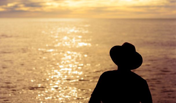 silueta lidé sami západ slunce - Fotografie, Obrázek