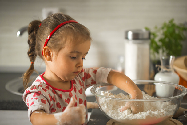 bella bambina Baker sulla cucina
 - Foto, immagini