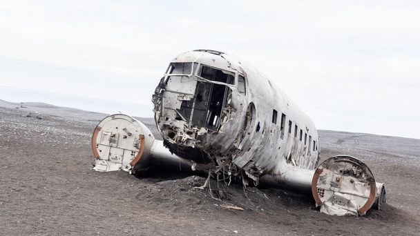 El naufragio abandonado de un avión militar estadounidense en el sur de Islandia
 - Foto, imagen
