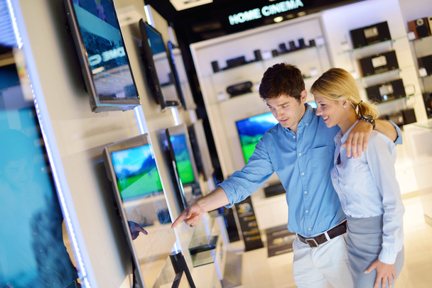 Young couple in consumer electronics store - Foto, Imagem