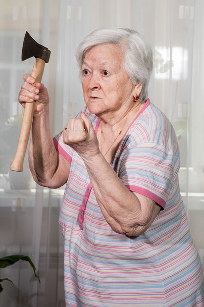 Vieille femme en colère avec une hache
 - Photo, image