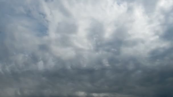 Облака движутся в голубом небе - Кадры, видео