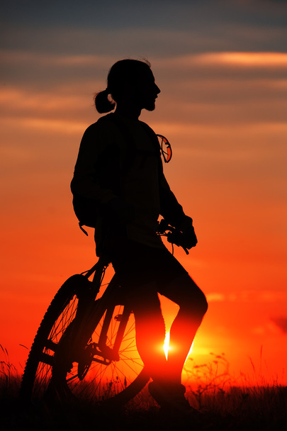 Silhouette di una bicicletta su sfondo cielo durante il tramonto
 - Foto, immagini