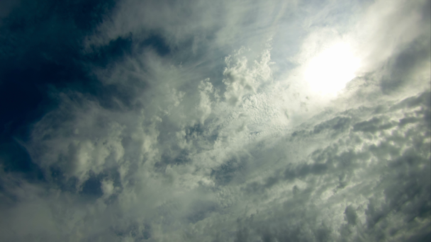 Mavi gökyüzünde hareket eden bulutlar - Video, Çekim