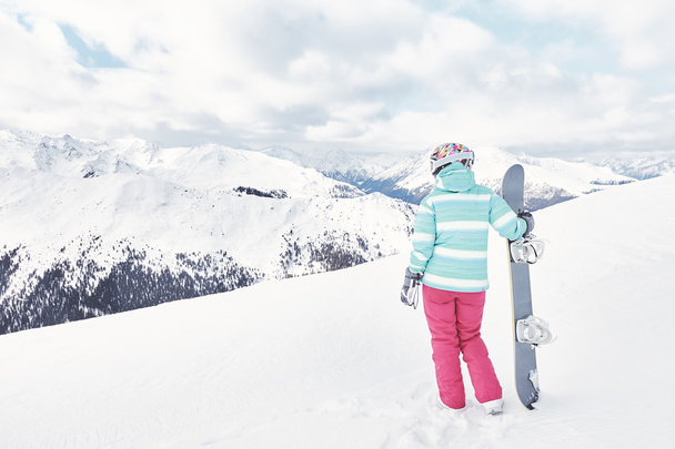 Giovane donna con snowboard
 - Foto, immagini