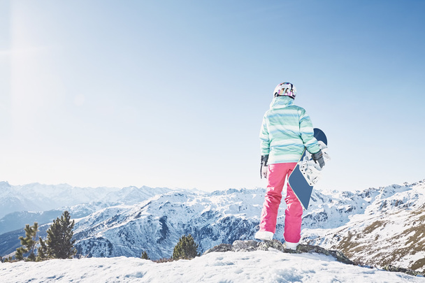 junge Frau mit Snowboard - Foto, Bild