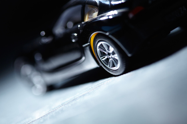 siyah oyuncak araba - Fotoğraf, Görsel