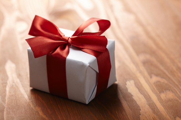Kırmızı kurdeleli hediye kutusu  - Fotoğraf, Görsel
