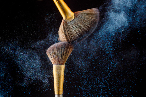 Thick professional brush and cloud loose powder particles - 写真・画像