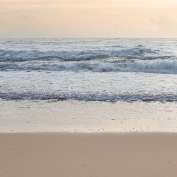 красивый пейзаж летнее море с чистым песчаным пляжем
 - Фото, изображение