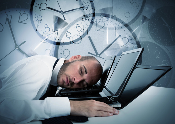 zakenman slapen op laptop  - Foto, afbeelding