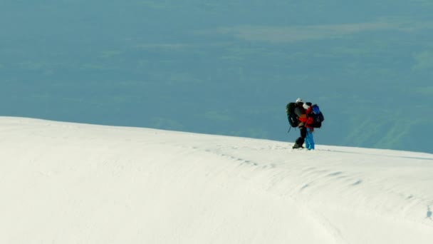 ludzie wspinaczki górskie pokryte śniegiem  - Materiał filmowy, wideo