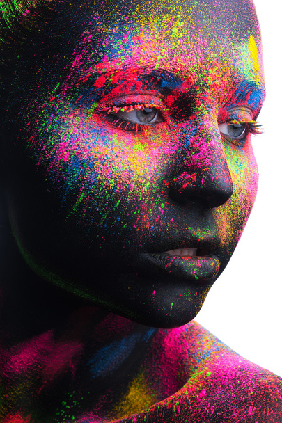 Κορίτσι με ένα μαύρο σώμα-τέχνη και ένα πολύχρωμο μακιγιάζ - Φωτογραφία, εικόνα
