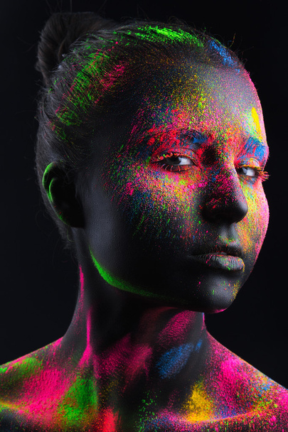 Meisje met een zwarte body-art en een kleurrijke make-up - Foto, afbeelding
