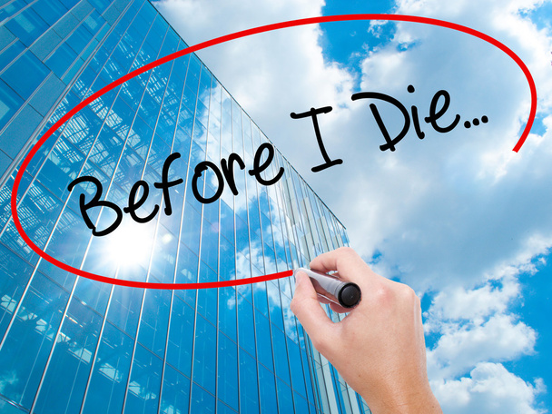 Человек, пишущий Before I Die... с черным маркером на визуальном скре
 - Фото, изображение