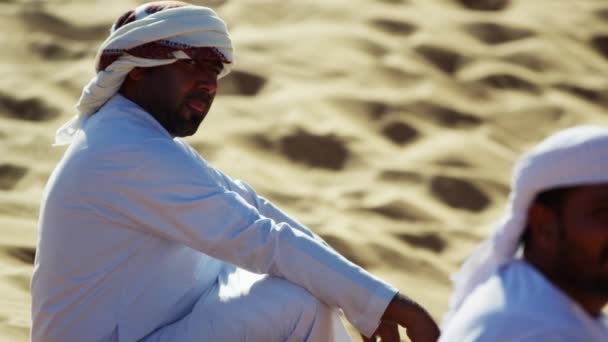 Mężczyźni beduińskich odpoczynku w pustyni - Materiał filmowy, wideo