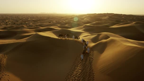 propietarios de camellos en convoy desierto
 - Metraje, vídeo