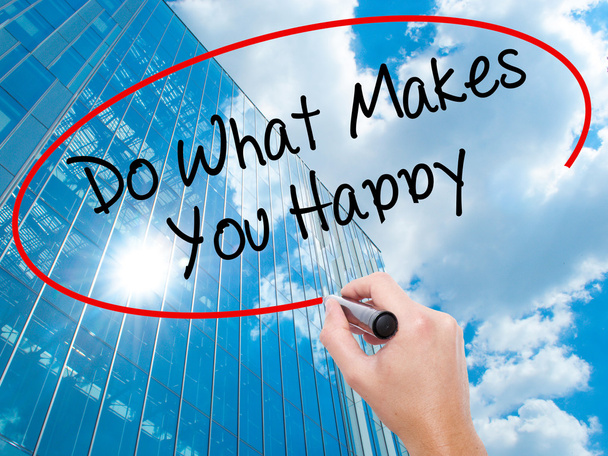 Человек, пишущий Do What Makes You Happy с черным маркером на v
 - Фото, изображение