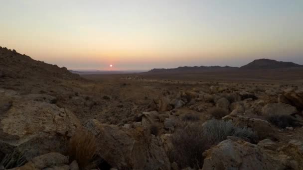 Színes naplementét a Namíb-sivatag, Aus, Namíbia, Afrika felett. Tiszta égbolt, izzó sziklák és a hegyek, a time lapse videó. - Felvétel, videó