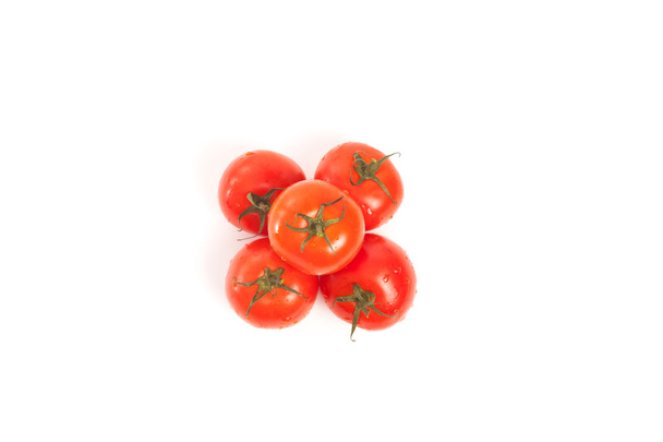 Cinq tomates isolées sur blanc
 - Photo, image