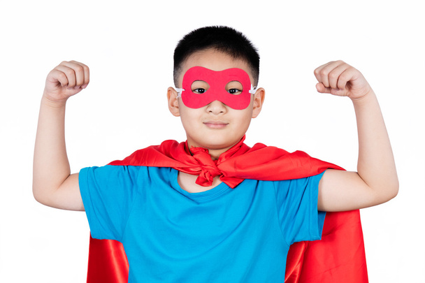 Азиатский мальчик в костюме супергероя показывает мышцы
 - Фото, изображение