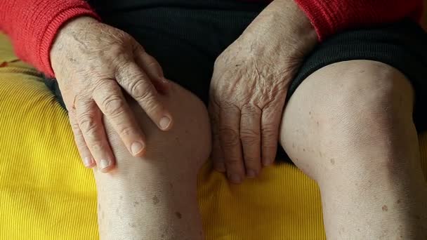 Close Up di una vecchia donna che massaggia il ginocchio sul divano
 - Filmati, video