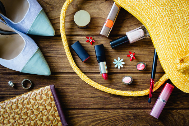 női kiegészítők - táska, sarok, fülbevaló, körömlakk, lipstic - Fotó, kép