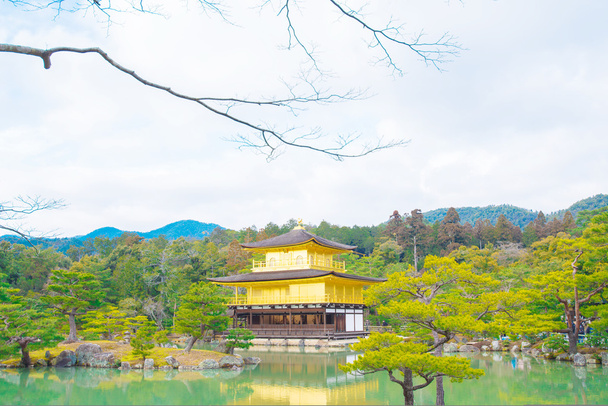 Golden περίπτερο στο Kinkakuji Ναό, Κιότο της Ιαπωνίας - Φωτογραφία, εικόνα