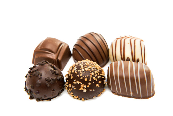 Belgijski cukierki czekoladowe na białym tle  - Zdjęcie, obraz