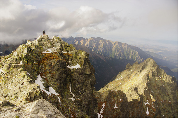Ein einzelner Mann steht auf einem Berg. Tatry. rysy - Foto, Bild
