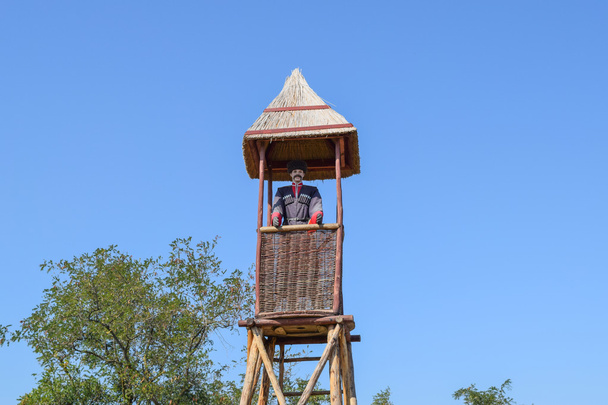 時計塔にコサックの形のマネキン。塔の警備員の像. - 写真・画像