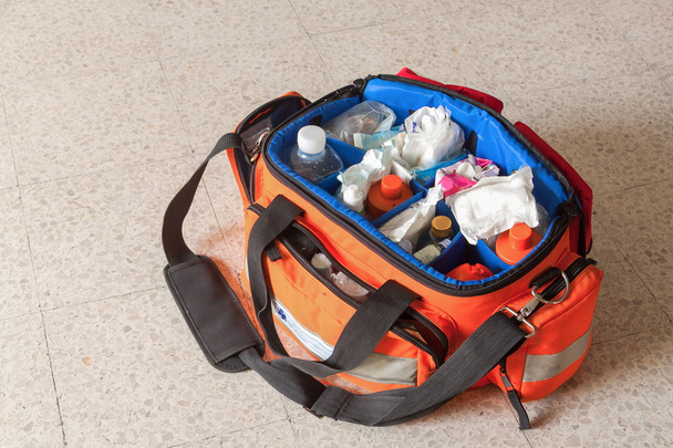 Eerste hulp kit met tas en geneesmiddelen - Foto, afbeelding