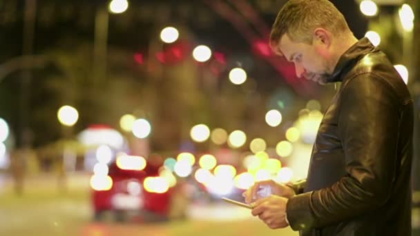 Giovane uomo utilizzando IPad nella città di notte
 - Filmati, video