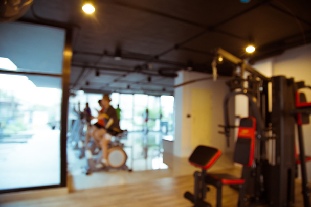 Fitness gym centrum abstraktní rozostření pozadí s bokeh lidí - Fotografie, Obrázek