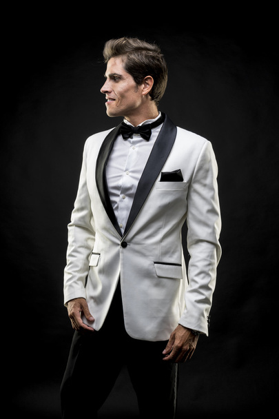 elegancki mężczyzna w smokingu białym garniturze z muszką wokół szyi - Zdjęcie, obraz
