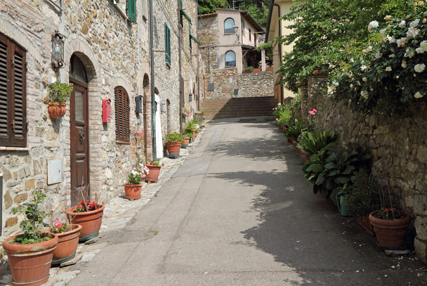 Calle en pueblo italiano
 - Foto, imagen