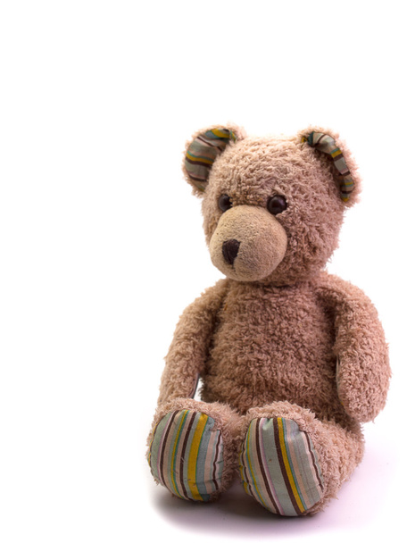 Ведмедик Тедді, розміщений на білому тлі
. - Фото, зображення