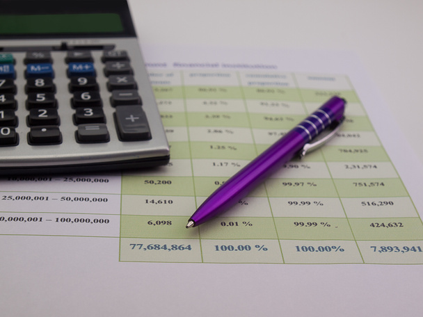 Gros plan stylo et calculatrice sur le bureau du comptable
 - Photo, image