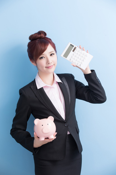 business woman holding  pink piggy bank - Foto, afbeelding