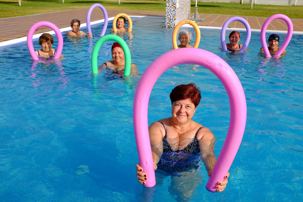 Ομάδα των ηλικιωμένων για να κάνουμε την άσκηση στην πισίνα. - Φωτογραφία, εικόνα