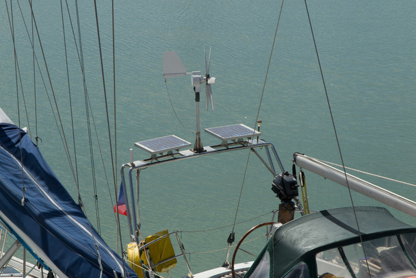 Solar opgeladen batterijen aan boord, sail boot fotovoltaïsche panelen energieconcept - Foto, afbeelding